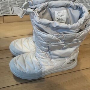 White Northface winter boots size 7